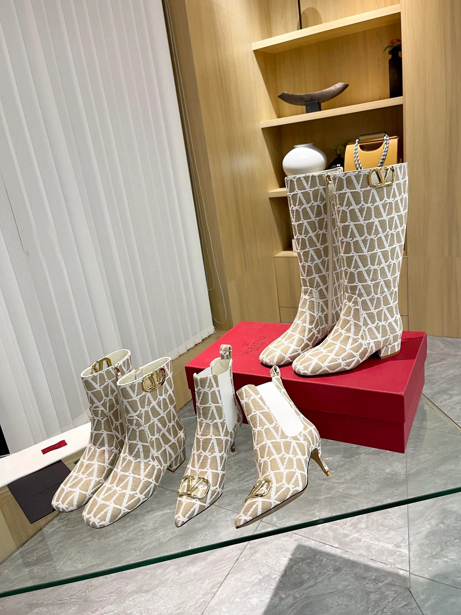 👟👟Ex-factory price 560👟👟 Genuine leather sole +40 [Valentino] Valentino ~ Unique [V logo fabric print pattern] with light gold metal [V buckle] fashion women's boots: Made with original craftsmanship, comfortable and versatile, showing long legs! Absolutely classy! Fabric: High-grade fabric printed cloth➕Imported sheepskin lining⚡Boot shaft. [Light Gold V Buckle] Decorative accessory! Outsole: 2 types: non-slip and wear-resistant rubber outsole and Italian leather sole. Size: 35−41 (customized sizes 34-42). Rubber sole, leather sole +40